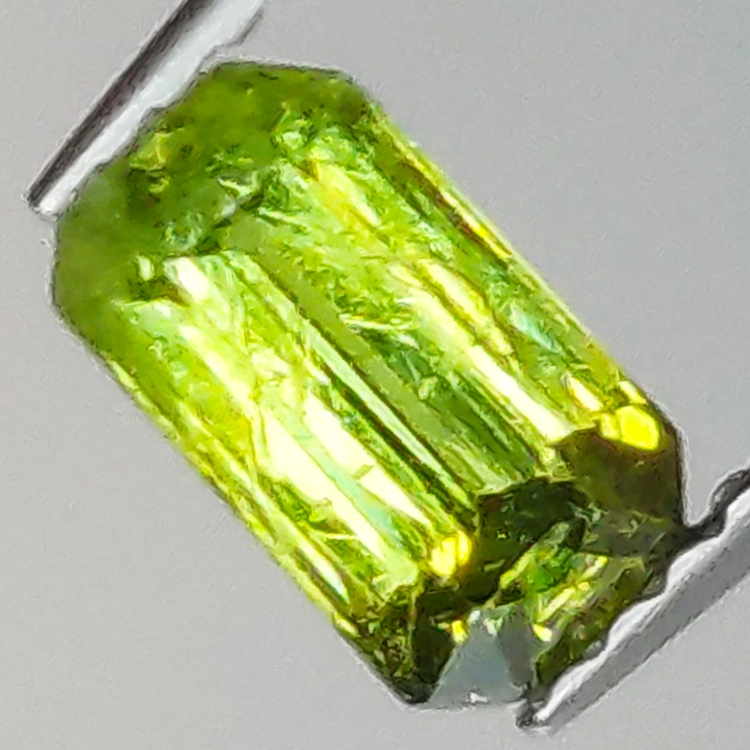 0.93ct Grenat Démantoïde coupe radiante 7.0x3.9mm