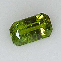 0.93ct Grenat Démantoïde coupe radiante 7.0x3.9mm