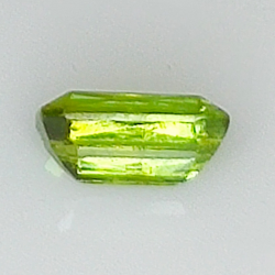 0,93ct Demantoid-Granat radiantschliff 7,0x3,9mm