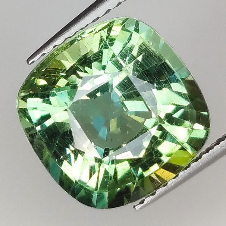 5.82ct Apatite Verte coussin coupe 10.5x10.5mm