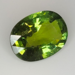 5.18ct Apatite verde taglio ovale 12.9x9.7mm