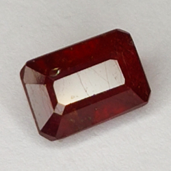 2.40ct Rubino taglio smeraldo 7x5mm