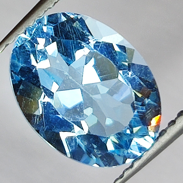 4.02ct Blauer Topas ovalschliff 10.9x8.3mm