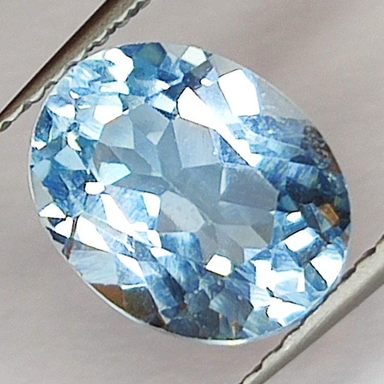 3.68ct Blauer Topas ovalschliff 10.0x8.0mm