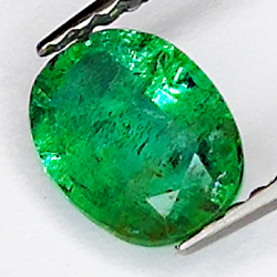 0.93ct Esmeralda talla oval 7.2x5.4mm