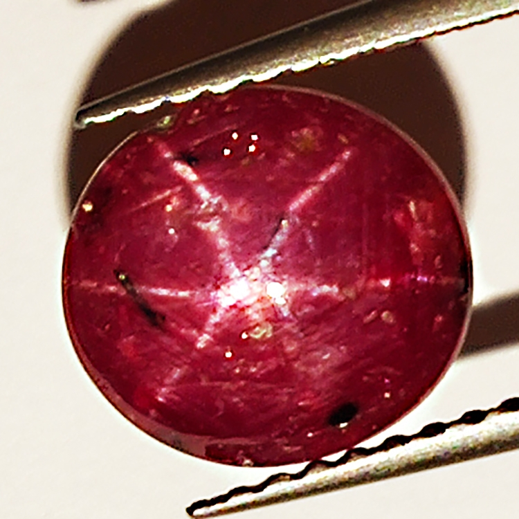 3.03ct Rubis Étoilé cabochon ovale 8.5x7.8mm