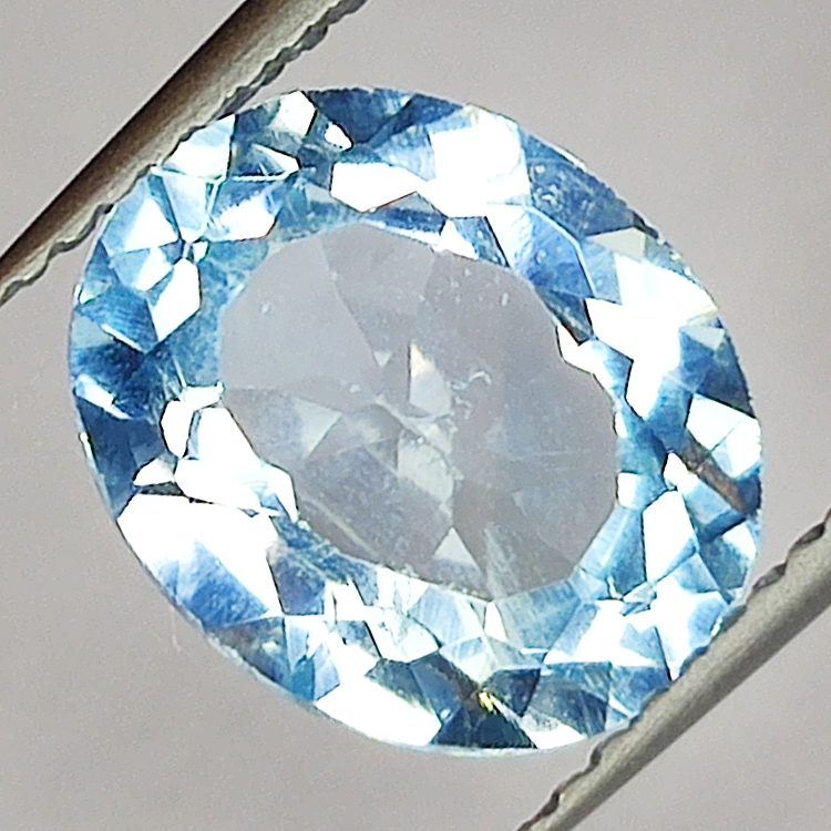 3.66ct Blauer Topas ovalschliff 10.7x8.8mm