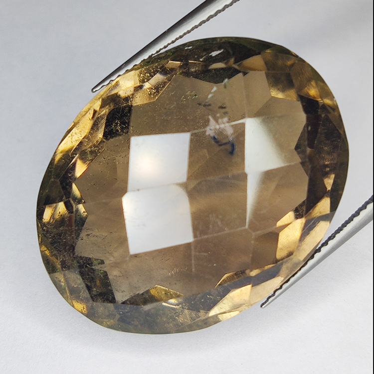 72.86ct Quartz Fumé coupe ovale 30.5x23.5mm