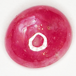 1,93ct Rubin Stern cabochon oval 7.5x6.6mm