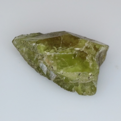 18.17ct Esfena Verde en bruto 21.4x13.0mm