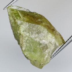 18.17ct Verte brut Sphène 21.4x13.0mm