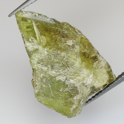 18.17ct Verte brut Sphène 21.4x13.0mm