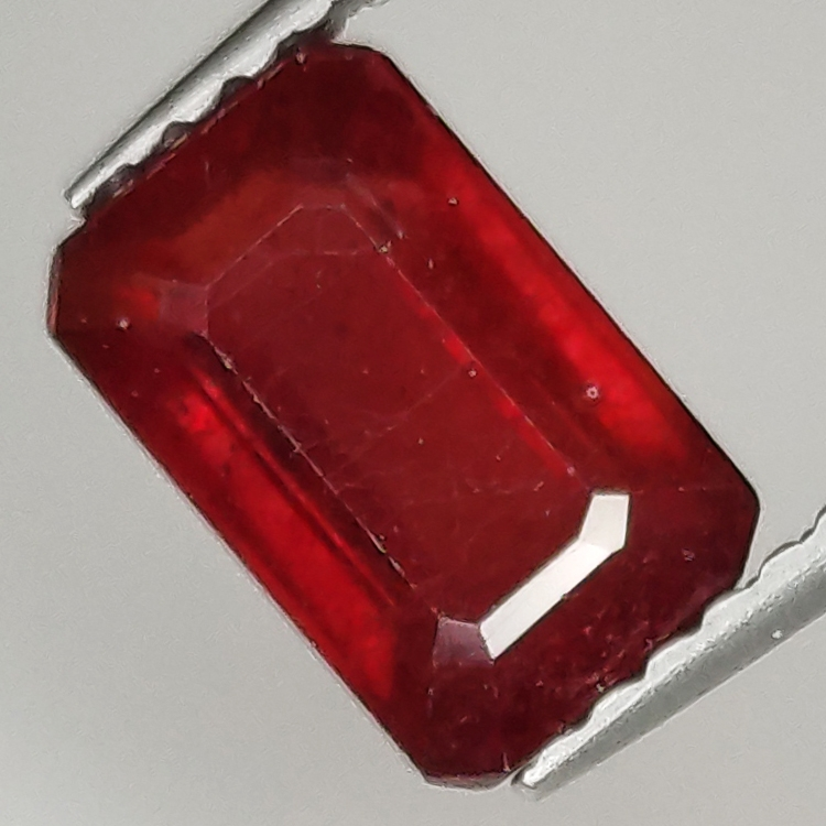 Rubino taglio smeraldo 2.30ct