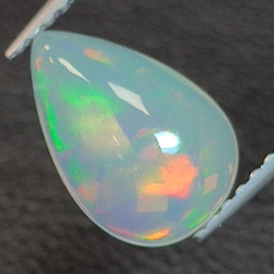 Opale éthiopienne taillée en poire 1.20ct