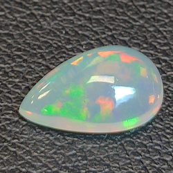 Opale éthiopienne taillée en poire 1.20ct