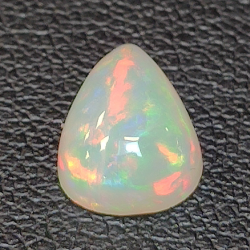 Opale éthiopienne taillée en poire 1.20ct