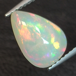 Opale éthiopienne taillée en poire 1.20ct