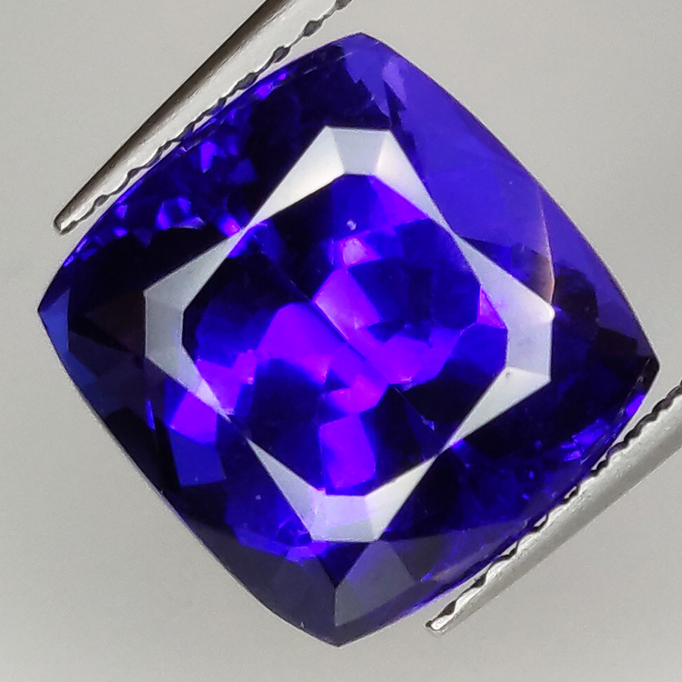 Tanzanite rectangulaire taille coussin 6.99ct