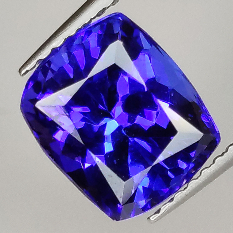 Tanzanite rectangulaire taille coussin 3.31ct