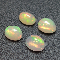 Kalibrierter ovaler Opal im Cabochon-Schliff