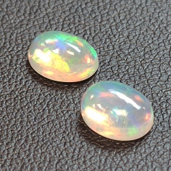 Kalibrierter ovaler Opal im Cabochon-Schliff