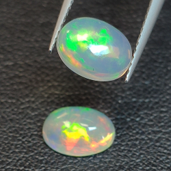 Kalibrierter ovaler Opal im Cabochon-Schliff