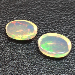 Kalibrierter ovaler Opal im Cabochon-Schliff