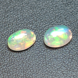 Kalibrierter ovaler Opal im Cabochon-Schliff