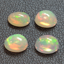 Kalibrierter ovaler Opal im Cabochon-Schliff