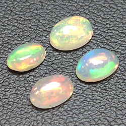 Opale ovale calibrée taillée en cabochon