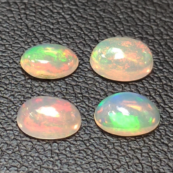 Opale ovale calibrée taillée en cabochon