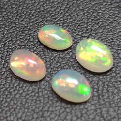 Kalibrierter ovaler Opal im Cabochon-Schliff