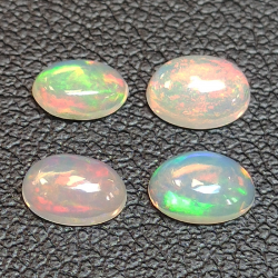 Kalibrierter ovaler Opal im Cabochon-Schliff