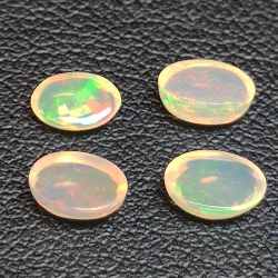 Opale ovale calibrée taillée en cabochon