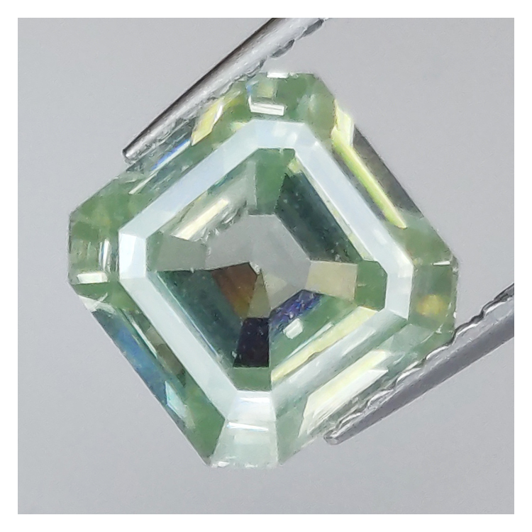 Grüner Moissanit im Smaragdschliff von 2,38 ct, 7,57 x 7,80 mm