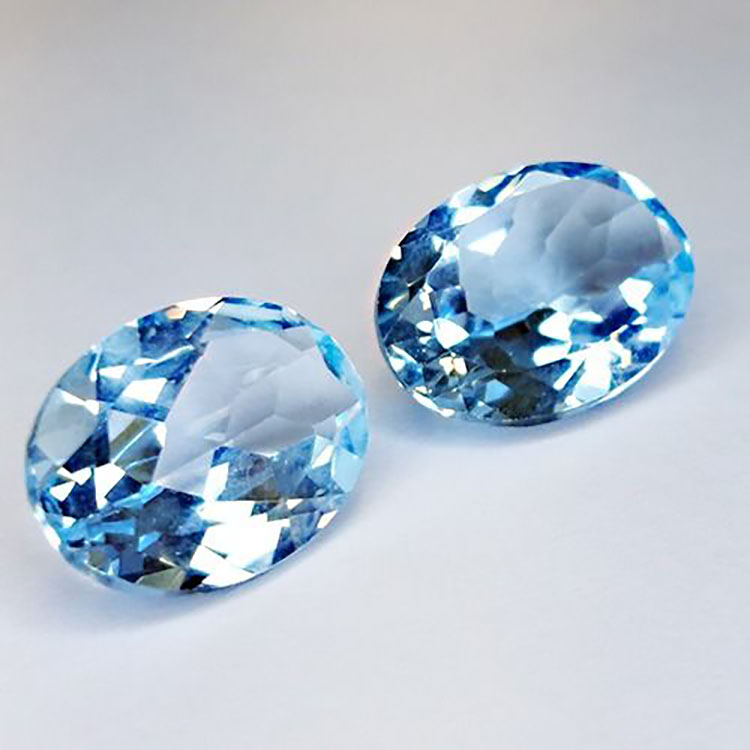 12,62 ct. Blautopas im Ovalschliff, 14 x 10 mm, 2 Stk