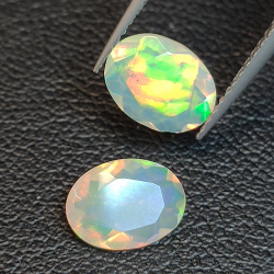 Kalibrierter Opal im Ovalschliff