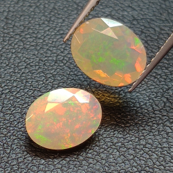 Kalibrierter Opal im Ovalschliff