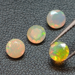 Kalibrierter Opal im Ovalschliff