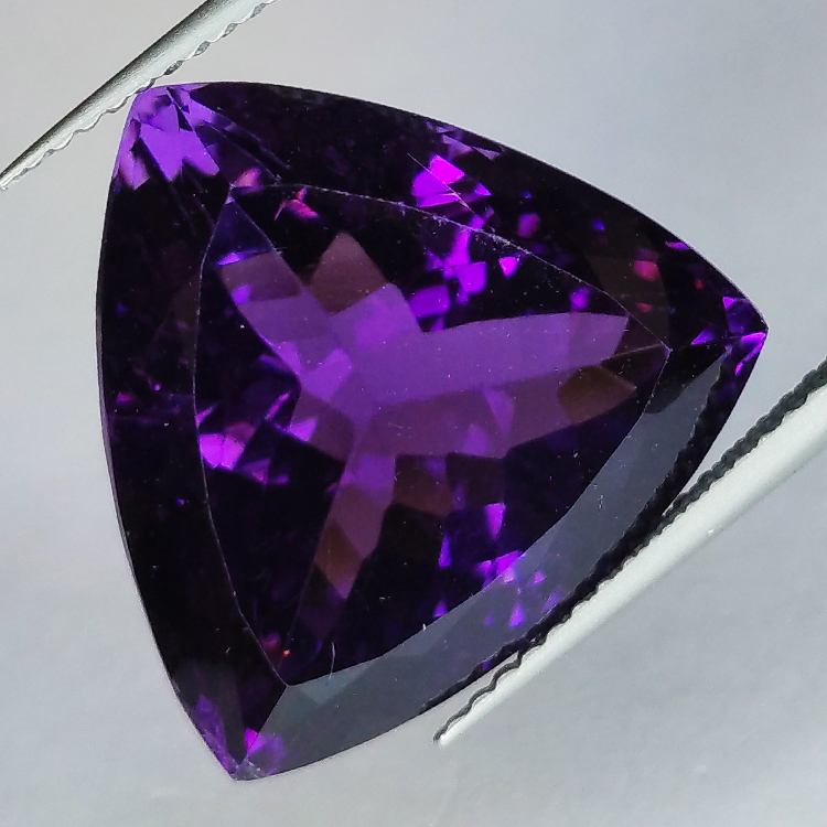 18,79ct Amethyst im Trilliantschliff 17,70x17,26mm