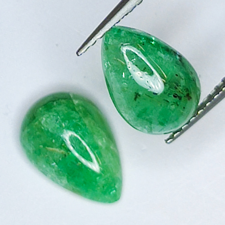 Cabochon taille poire émeraude 3,64 ct 10,00x7,00 mm