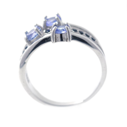 Ring aus 925er Sterlingsilber und mehreren Edelsteinen