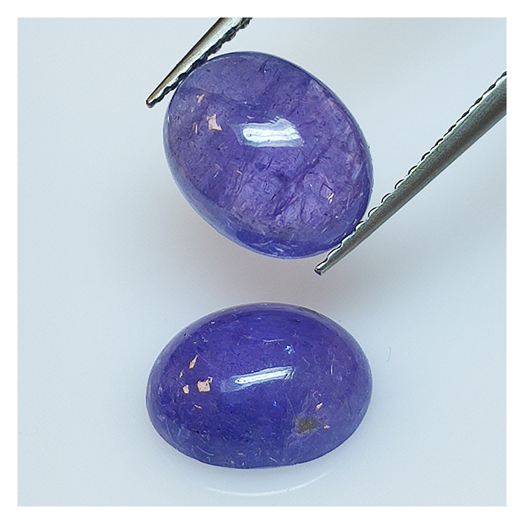 Tanzanite ovale taillée en cabochon