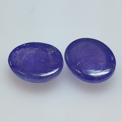 Tanzanite ovale taillée en cabochon