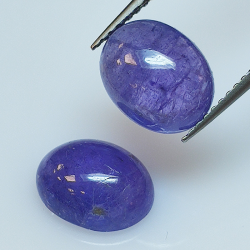 Tanzanite ovale taillée en cabochon