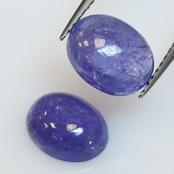 Tanzanite ovale taillée en cabochon