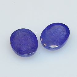 Tanzanite ovale taillée en cabochon