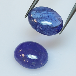 Tanzanite ovale taillée en cabochon