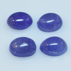 Tanzanite ovale taillée en cabochon