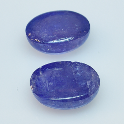 Tanzanite ovale taillée en cabochon